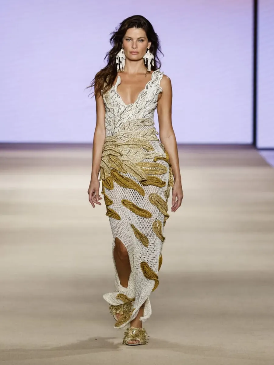 Look 1: Abertura · vestido longo de crochê off-white e dourado