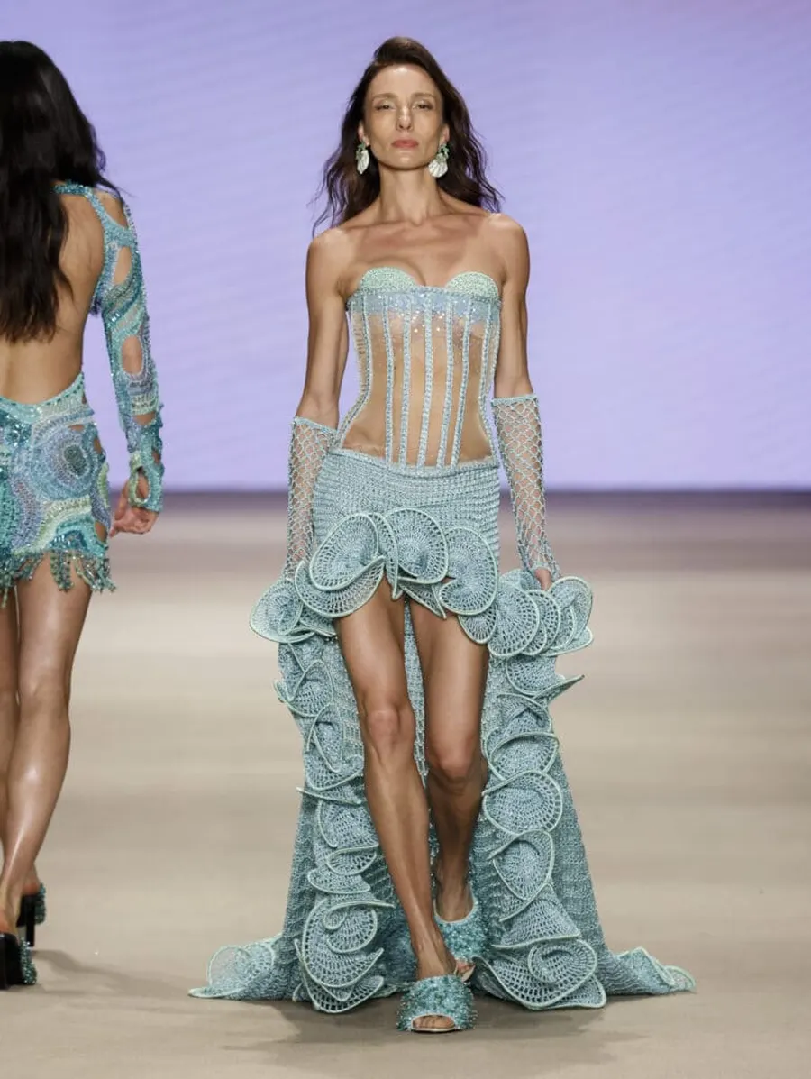 Look 18: corset, saia, luvas
