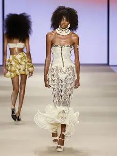 Look 5: vestido, corset