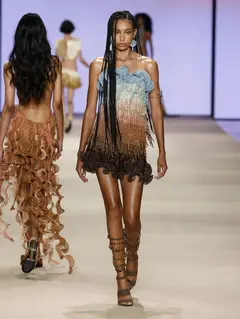 Look 10: minivestido