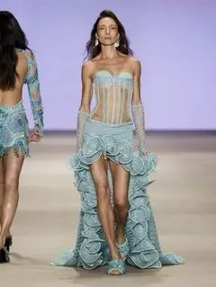 Look 18: corset, saia, luvas