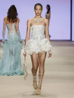 Look 19: vestido, luvas