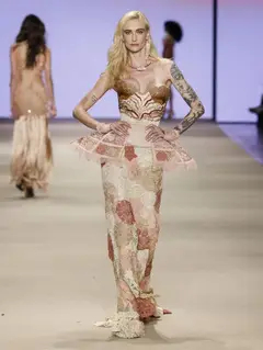 Look 22: corset, peplum, saia