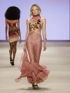 Look 24: top, saia longa, gola