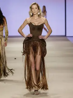 Look 32: corset, saia