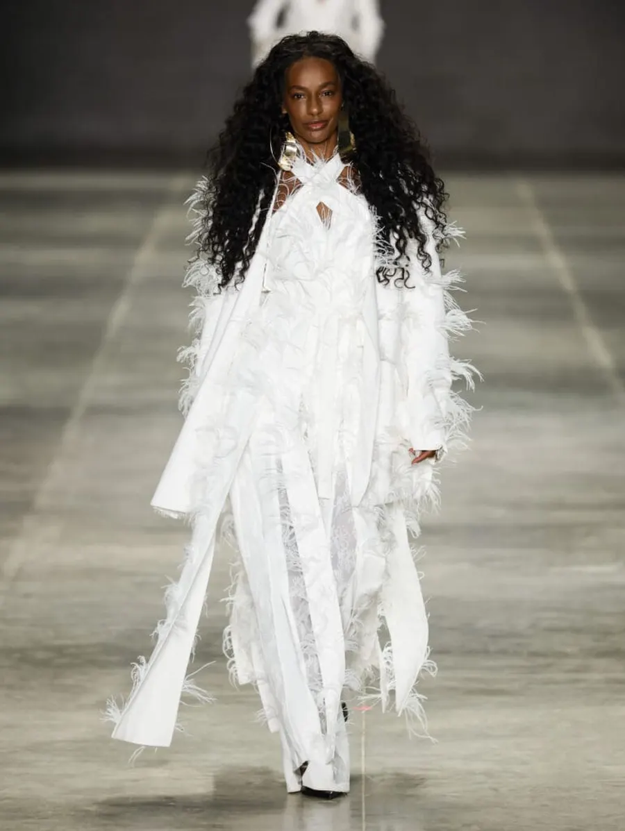 Look 1: Abertura · conjunto todo branco com plumas