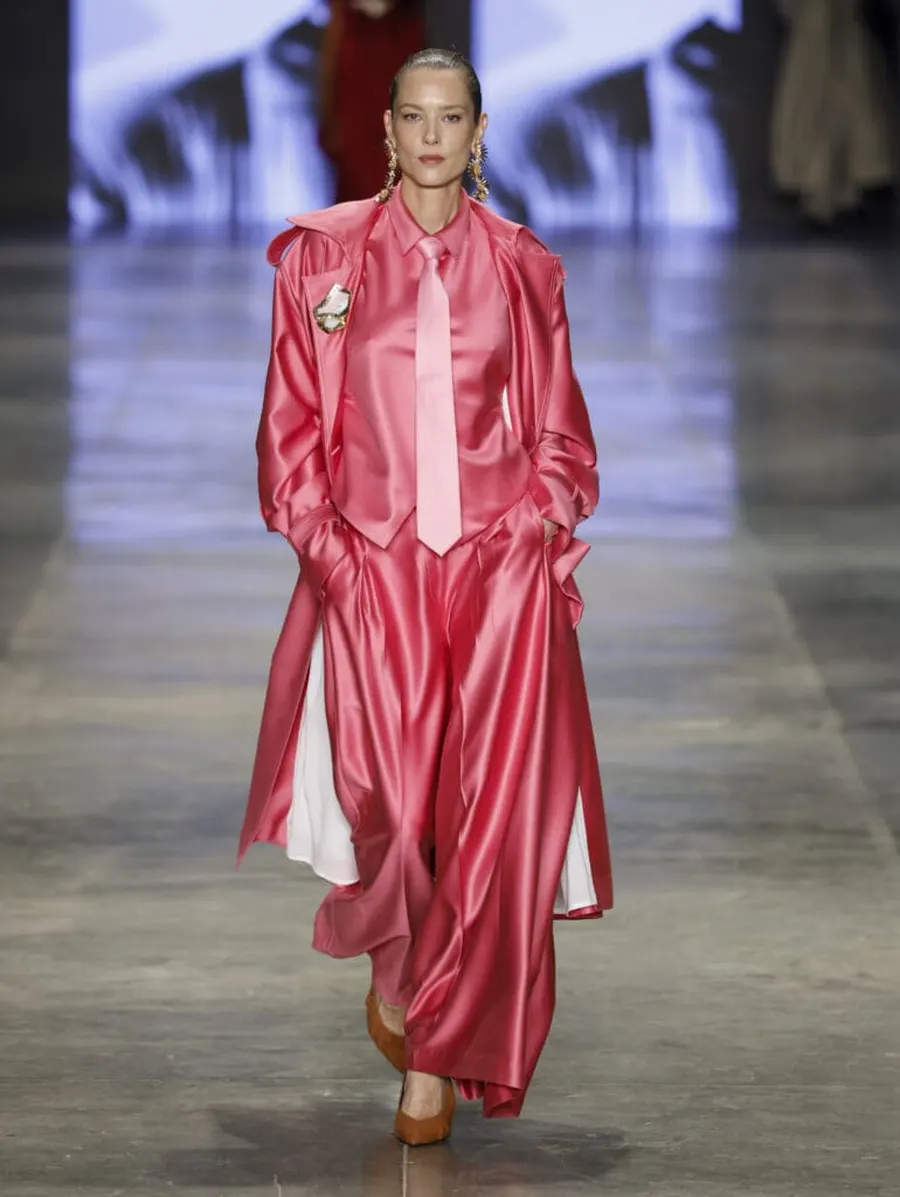 Look 35: trench, colete, calça, gravata
