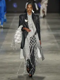 Look 6: blazer, calça, casaco, camisa