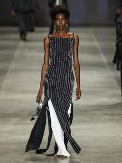 Look 10: vestido, calça