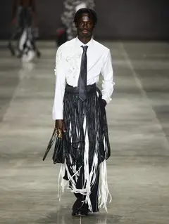 Look 12: camisa, gravata, saia, calça
