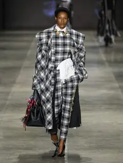 Look 13: casaco, conjunto, camisa
