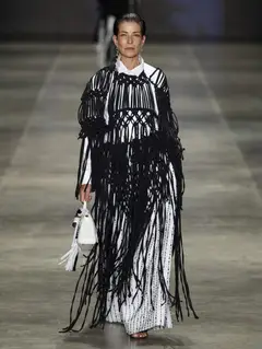 Look 14: camisa, macramê, calça