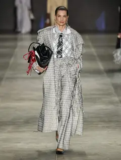 Look 17: casaco, calça, camisa