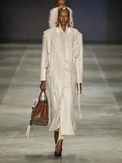 Look 18: casaco, calça, camisa