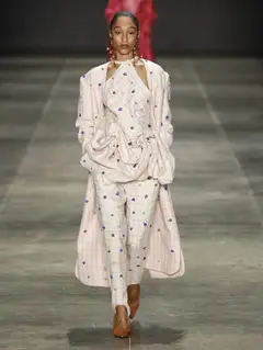 Look 19: casaco, top, calça