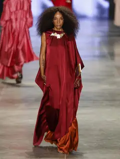 Look 20: vestido-capa, calça