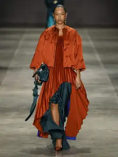 Look 22: jaqueta, vestido, saia