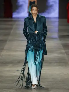 Look 23: blazer, calça, colete de franjas