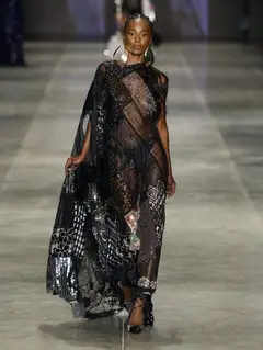 Look 33: vestido-capa, body?