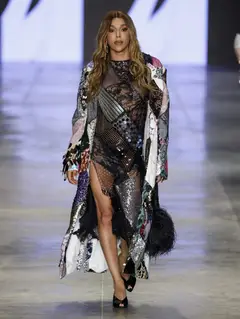 Look 34: casaco, vestido