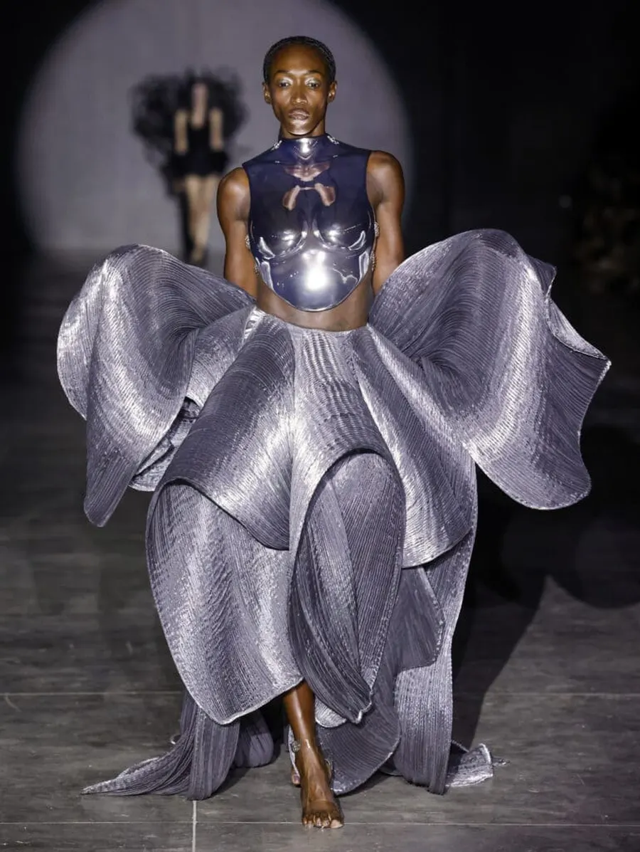 Look 1: Abertura · plissado prateado