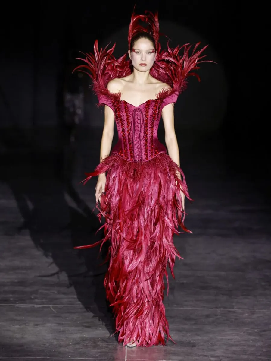 Look 4: vestido longo, corset, ombreiras de plumas