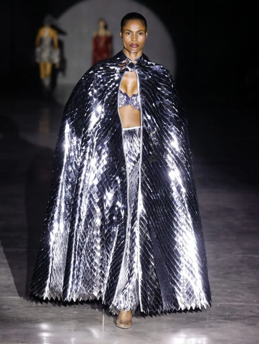 Look 10: capa, top, saia