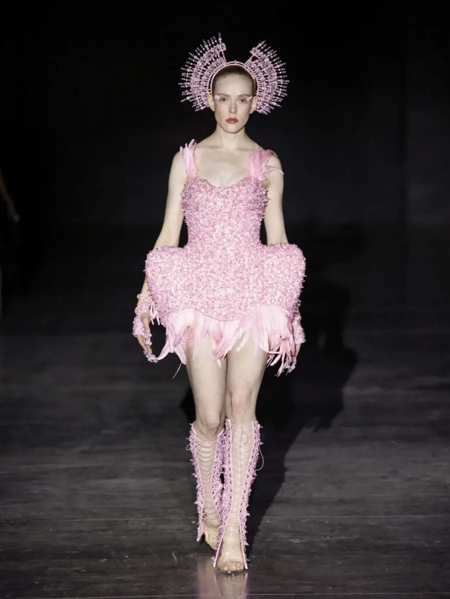 Look 19: vestido, luvas, polainas