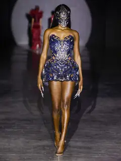 Look 5: minivestido