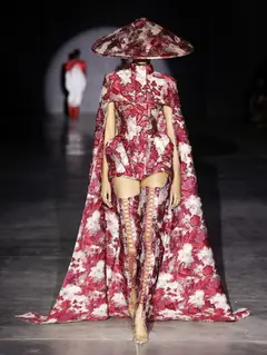 Look 7: capa, corset, body