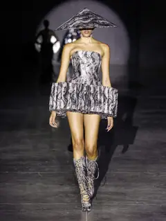 Look 9: minivestido, bustiê