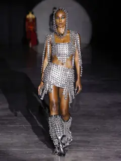 Look 12: top, minissaia, capuz, capa curta