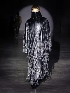 Look 13: casaco longo, saia longa