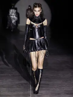 Look 14: gola/capelina, corset, minissaia, luvas longas