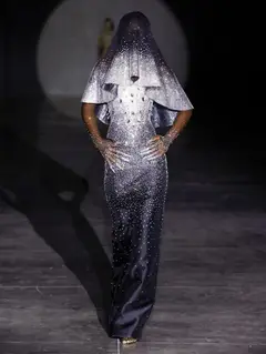 Look 16: vestido longo, véu/capelina