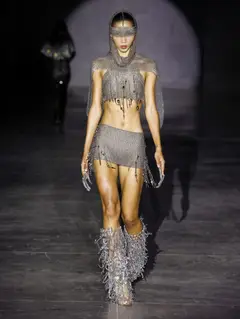 Look 17: top, minissaia, capuz