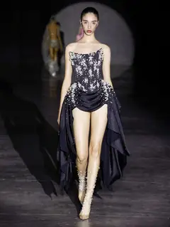 Look 18: vestido corset, saia drapeada assimétrica