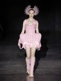 Look 19: vestido, luvas, polainas