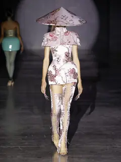 Look 21: vestido, capelete, calça-bota