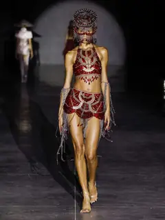 Look 22: top, minissaia, mangas de franja