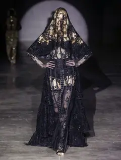 Look 25: vestido, corset, véu