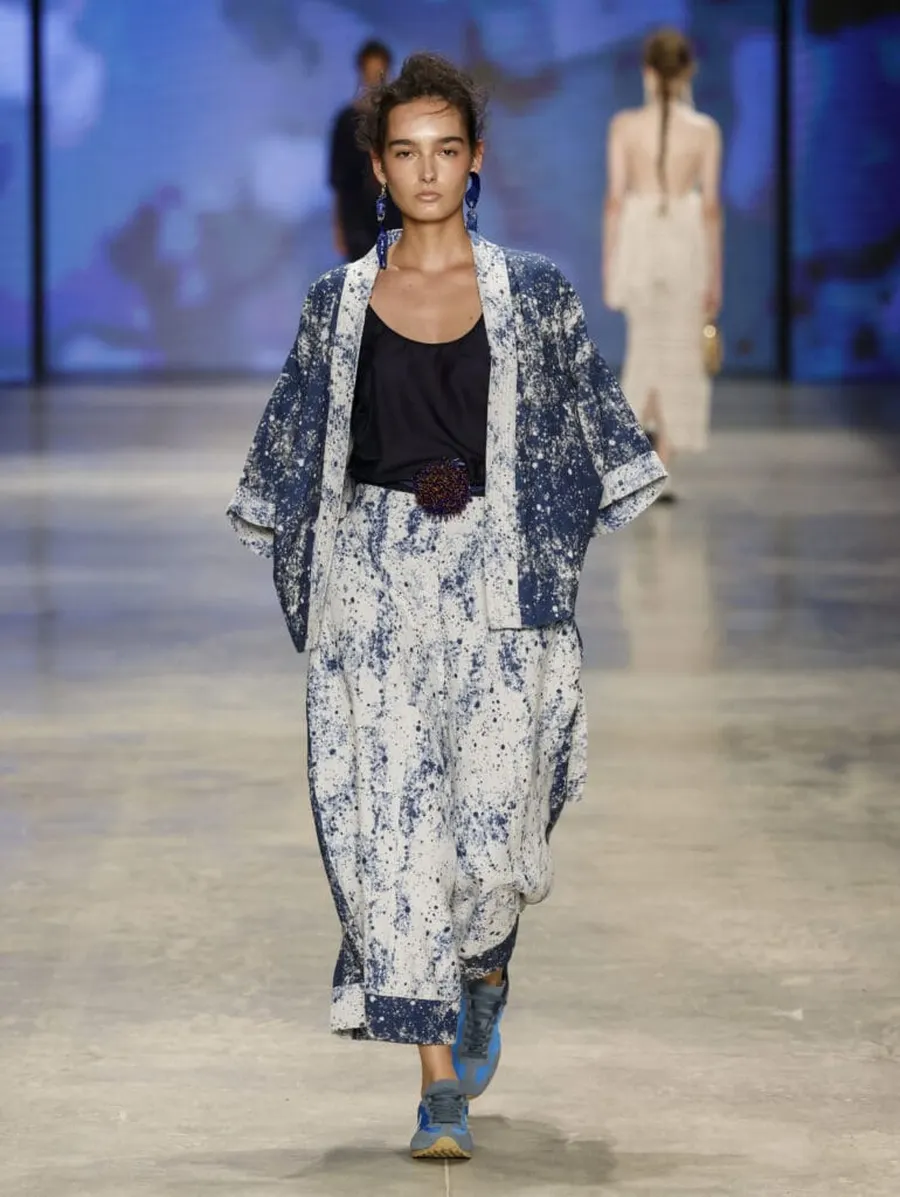 Look 18: quimono/jaqueta, calca/saia ampla, regata