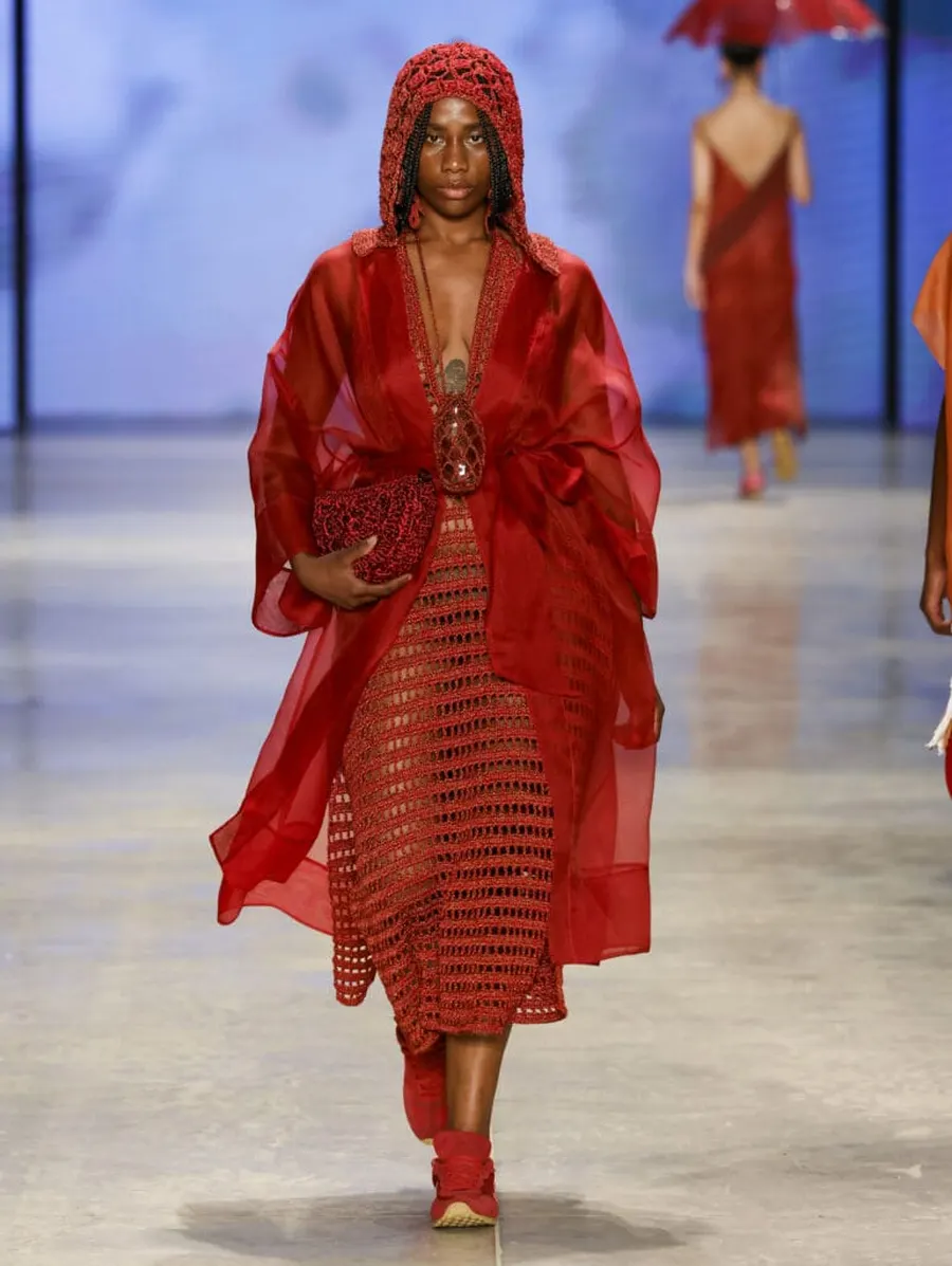 Look 30: capa/casaco de organza, vestido de croché, capuz de croché
