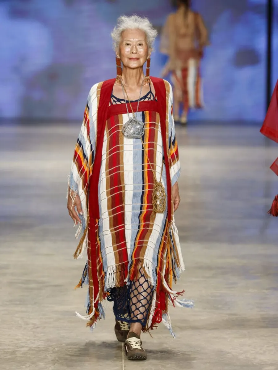 Look 35: poncho/túnica, colete, meia de rede