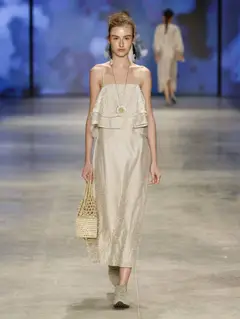 Look 17: vestido midi, babado