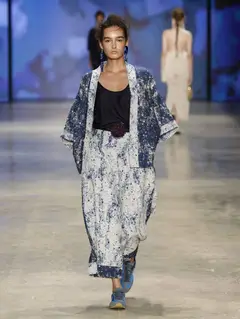 Look 18: quimono/jaqueta, calca/saia ampla, regata