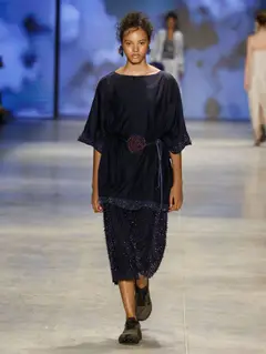 Look 19: tunica, saia midi