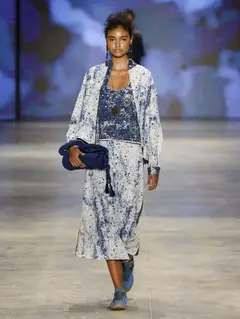 Look 20: jaqueta, regata, saia midi