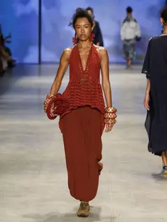 Look 22: top halter croche, saia longa