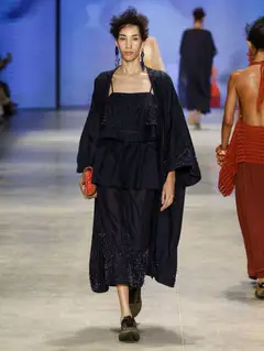 Look 23: quimono/casaco, top de alcinha, saia midi